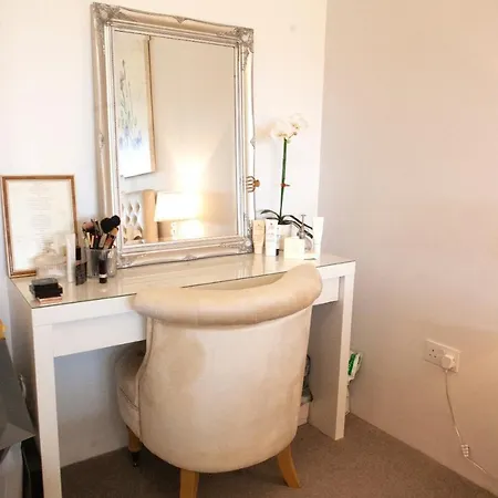 2 Bedroom Near Airport * 布里斯托