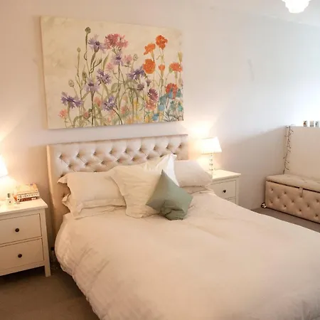 2 Bedroom Near Airport Lägenhet *
