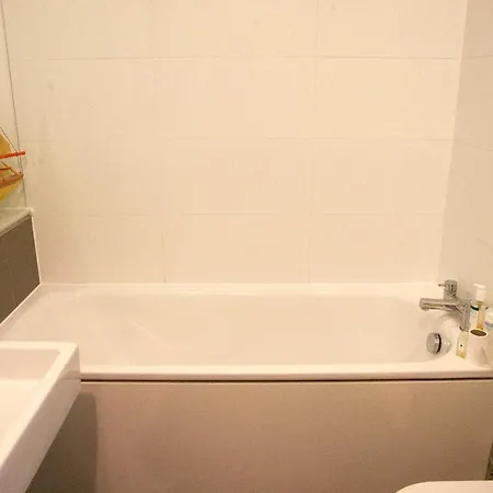 Lägenhet 2 Bedroom Near Airport *